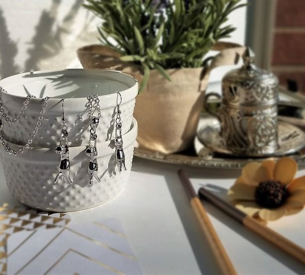 Que représente le bijou chat pour les femmes ?