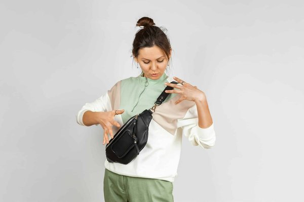 Quelle tenue porter avec un sac banane à imprimé léopard ?