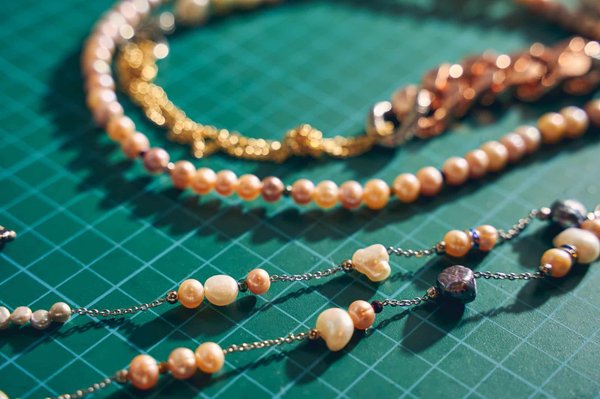 Bijoux pour femmes en nacre et émail : élégance, originalité et caractéristiques uniques